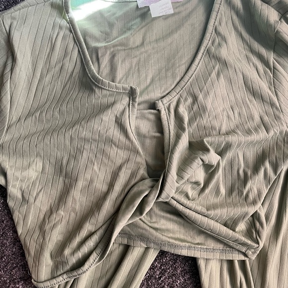 Long sleeve 2 Piece Set. Size Medium - Picture 3 of 5